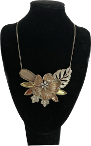 Naszyjnik z emaliowanym kwiatem, lata 70-te 